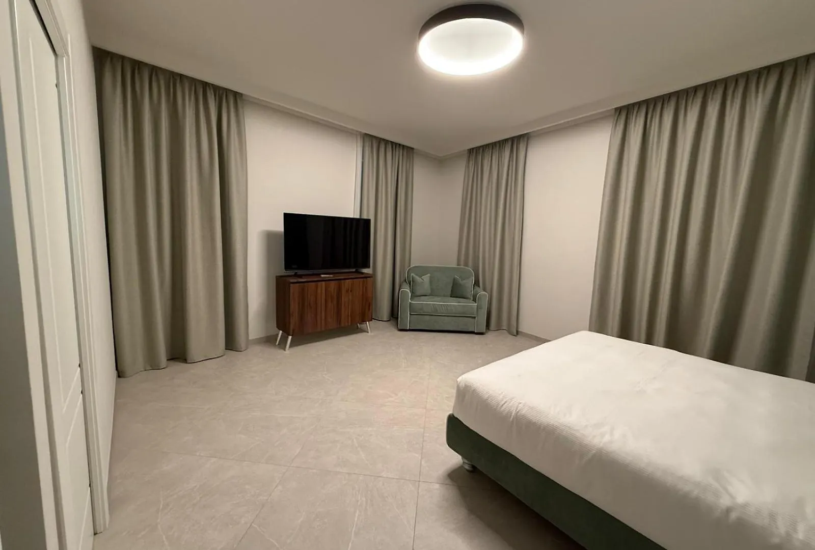 Lake Como Aparthotel Τσερνόμπιο 0*,